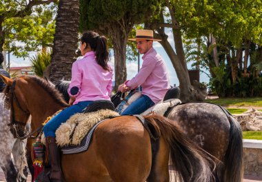 Torre Del Mar, İspanya - 29 Nisan 2018 insanlar kutlamaları nedeniyle İspanya Kutsal şekilde aktarma Katolik törenine katılan