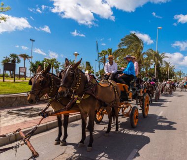 Torre Del Mar, İspanya - 29 Nisan 2018 insanlar kutlamaları nedeniyle İspanya Kutsal şekilde aktarma Katolik törenine katılan