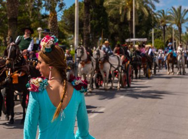 Torre Del Mar, İspanya - 29 Nisan 2018 insanlar kutlamaları nedeniyle İspanya Kutsal şekilde aktarma Katolik törenine katılan