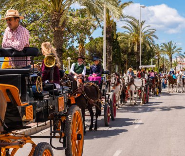Torre Del Mar, İspanya - 29 Nisan 2018 insanlar kutlamaları nedeniyle İspanya Kutsal şekilde aktarma Katolik törenine katılan
