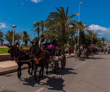 Torre Del Mar, İspanya - 29 Nisan 2018 insanlar kutlamaları nedeniyle İspanya Kutsal şekilde aktarma Katolik törenine katılan