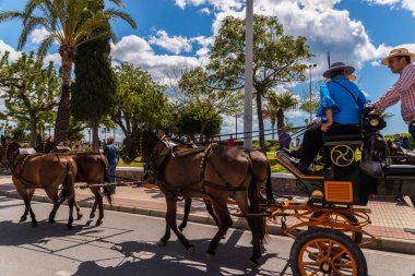 Torre Del Mar, İspanya - 29 Nisan 2018 insanlar kutlamaları nedeniyle İspanya Kutsal şekilde aktarma Katolik törenine katılan