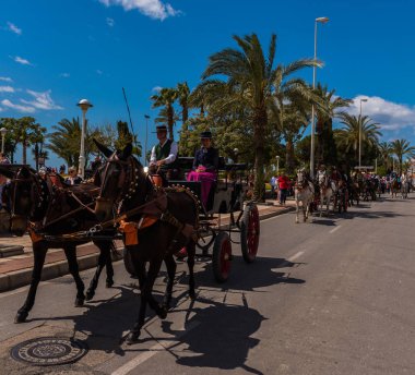 Torre Del Mar, İspanya - 29 Nisan 2018 insanlar kutlamaları nedeniyle İspanya Kutsal şekilde aktarma Katolik törenine katılan