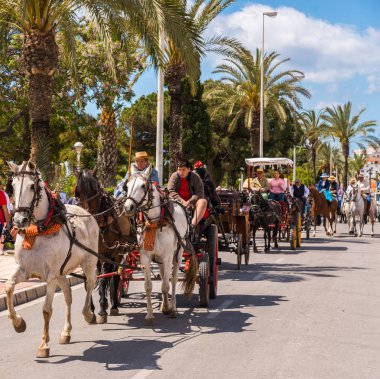 Torre Del Mar, İspanya - 29 Nisan 2018 insanlar kutlamaları nedeniyle İspanya Kutsal şekilde aktarma Katolik törenine katılan