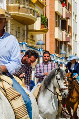Torre Del Mar, İspanya - 29 Nisan 2018 insanlar kutlamaları nedeniyle İspanya Kutsal şekilde aktarma Katolik törenine katılan