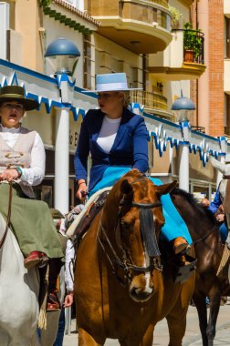 Torre Del Mar, İspanya - 29 Nisan 2018 insanlar kutlamaları nedeniyle İspanya Kutsal şekilde aktarma Katolik törenine katılan