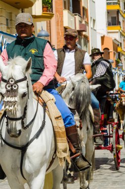 Torre Del Mar, İspanya - 29 Nisan 2018 insanlar kutlamaları nedeniyle İspanya Kutsal şekilde aktarma Katolik törenine katılan