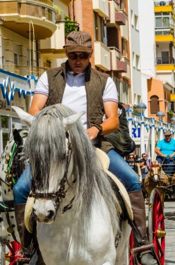 Torre Del Mar, İspanya - 29 Nisan 2018 insanlar kutlamaları nedeniyle İspanya Kutsal şekilde aktarma Katolik törenine katılan