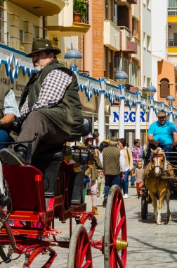 Torre Del Mar, İspanya - 29 Nisan 2018 insanlar kutlamaları nedeniyle İspanya Kutsal şekilde aktarma Katolik törenine katılan