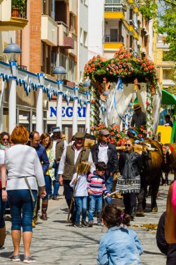 Torre Del Mar, İspanya - 29 Nisan 2018 insanlar kutlamaları nedeniyle İspanya Kutsal şekilde aktarma Katolik törenine katılan