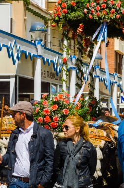 Torre Del Mar, İspanya - 29 Nisan 2018 insanlar kutlamaları nedeniyle İspanya Kutsal şekilde aktarma Katolik törenine katılan