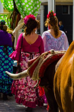 Torre Del Mar, İspanya - 29 Nisan 2018 insanlar kutlamaları nedeniyle İspanya Kutsal şekilde aktarma Katolik törenine katılan