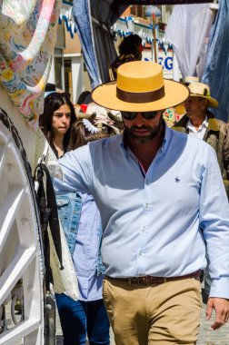 Torre Del Mar, İspanya - 29 Nisan 2018 insanlar kutlamaları nedeniyle İspanya Kutsal şekilde aktarma Katolik törenine katılan