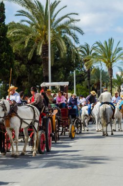Torre Del Mar, İspanya - 29 Nisan 2018 insanlar kutlamaları nedeniyle İspanya Kutsal şekilde aktarma Katolik törenine katılan