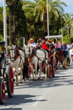 Torre Del Mar, İspanya - 29 Nisan 2018 insanlar kutlamaları nedeniyle İspanya Kutsal şekilde aktarma Katolik törenine katılan