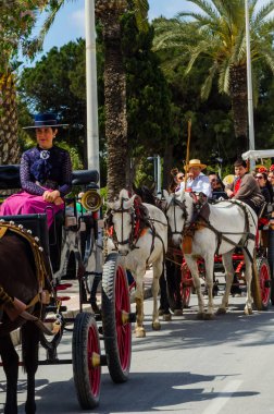Torre Del Mar, İspanya - 29 Nisan 2018 insanlar kutlamaları nedeniyle İspanya Kutsal şekilde aktarma Katolik törenine katılan