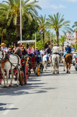 Torre Del Mar, İspanya - 29 Nisan 2018 insanlar kutlamaları nedeniyle İspanya Kutsal şekilde aktarma Katolik törenine katılan