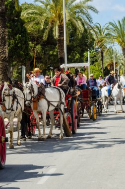 Torre Del Mar, İspanya - 29 Nisan 2018 insanlar kutlamaları nedeniyle İspanya Kutsal şekilde aktarma Katolik törenine katılan