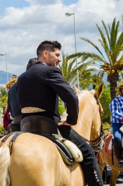Torre Del Mar, İspanya - 29 Nisan 2018 insanlar kutlamaları nedeniyle İspanya Kutsal şekilde aktarma Katolik törenine katılan