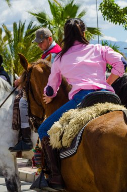 Torre Del Mar, İspanya - 29 Nisan 2018 insanlar kutlamaları nedeniyle İspanya Kutsal şekilde aktarma Katolik törenine katılan