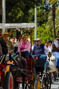 Torre Del Mar, İspanya - 29 Nisan 2018 insanlar kutlamaları nedeniyle İspanya Kutsal şekilde aktarma Katolik törenine katılan