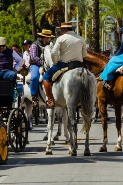 Torre Del Mar, İspanya - 29 Nisan 2018 insanlar kutlamaları nedeniyle İspanya Kutsal şekilde aktarma Katolik törenine katılan