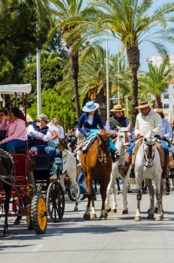 Torre Del Mar, İspanya - 29 Nisan 2018 insanlar kutlamaları nedeniyle İspanya Kutsal şekilde aktarma Katolik törenine katılan