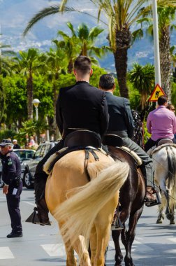 Torre Del Mar, İspanya - 29 Nisan 2018 insanlar kutlamaları nedeniyle İspanya Kutsal şekilde aktarma Katolik törenine katılan