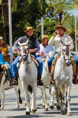 Torre Del Mar, İspanya - 29 Nisan 2018 insanlar kutlamaları nedeniyle İspanya Kutsal şekilde aktarma Katolik törenine katılan
