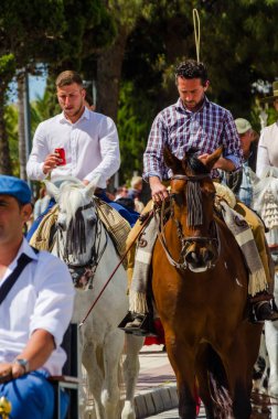 Torre Del Mar, İspanya - 29 Nisan 2018 insanlar kutlamaları nedeniyle İspanya Kutsal şekilde aktarma Katolik törenine katılan
