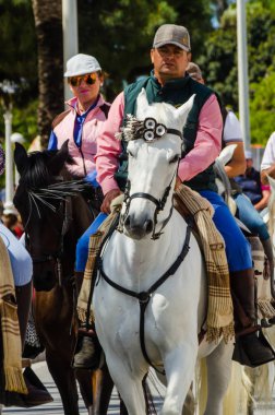 Torre Del Mar, İspanya - 29 Nisan 2018 insanlar kutlamaları nedeniyle İspanya Kutsal şekilde aktarma Katolik törenine katılan