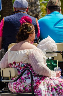 Torre Del Mar, İspanya - 29 Nisan 2018 insanlar kutlamaları nedeniyle İspanya Kutsal şekilde aktarma Katolik törenine katılan