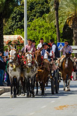 Torre Del Mar, İspanya - 29 Nisan 2018 insanlar kutlamaları nedeniyle İspanya Kutsal şekilde aktarma Katolik törenine katılan