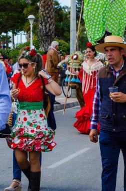 Torre Del Mar, İspanya - 29 Nisan 2018 insanlar kutlamaları nedeniyle İspanya Kutsal şekilde aktarma Katolik törenine katılan