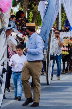 Torre Del Mar, İspanya - 29 Nisan 2018 insanlar kutlamaları nedeniyle İspanya Kutsal şekilde aktarma Katolik törenine katılan
