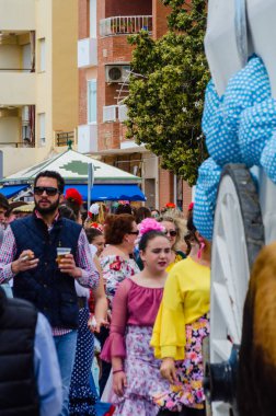 Torre Del Mar, İspanya - 29 Nisan 2018 insanlar kutlamaları nedeniyle İspanya Kutsal şekilde aktarma Katolik törenine katılan