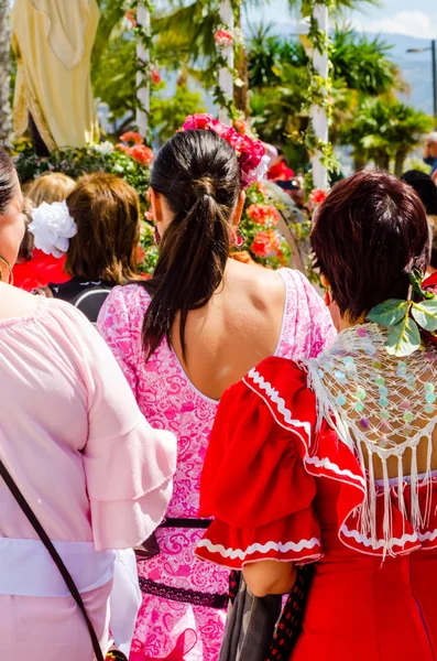 Torre Del Mar, İspanya - 29 Nisan 2018 insanlar kutlamaları nedeniyle İspanya Kutsal şekilde aktarma Katolik törenine katılan