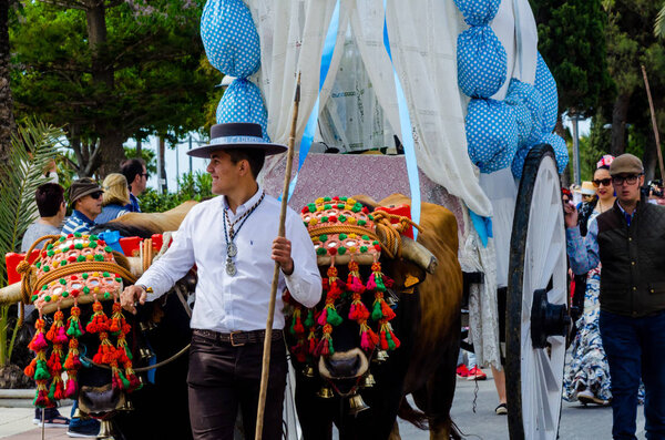 ТОРР-ДЕЛЬ-МАР, Испания - 29 апреля 2018 года люди, участвующие в праздновании католической церемонии передачи святой фигуры в Испании
