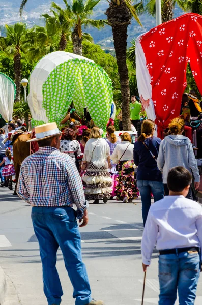 Torre Del Mar, İspanya - 29 Nisan 2018 insanlar kutlamaları nedeniyle İspanya Kutsal şekilde aktarma Katolik törenine katılan