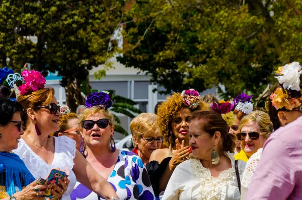 Torre Del Mar, İspanya - 29 Nisan 2018 insanlar kutlamaları nedeniyle İspanya Kutsal şekilde aktarma Katolik törenine katılan