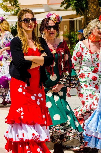 Torre Del Mar, İspanya - 29 Nisan 2018 insanlar kutlamaları nedeniyle İspanya Kutsal şekilde aktarma Katolik törenine katılan