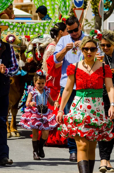 Torre Del Mar, İspanya - 29 Nisan 2018 insanlar kutlamaları nedeniyle İspanya Kutsal şekilde aktarma Katolik törenine katılan