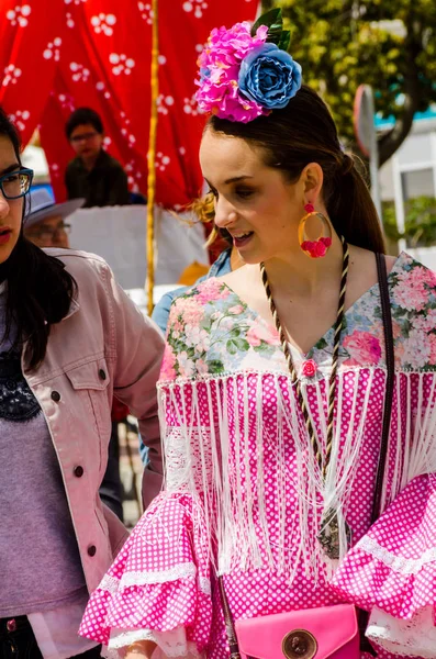 Torre Del Mar, İspanya - 29 Nisan 2018 insanlar kutlamaları nedeniyle İspanya Kutsal şekilde aktarma Katolik törenine katılan