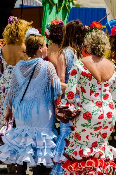 Torre Del Mar, İspanya - 29 Nisan 2018 insanlar kutlamaları nedeniyle İspanya Kutsal şekilde aktarma Katolik törenine katılan