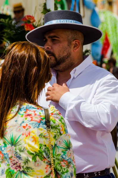 Torre Del Mar, İspanya - 29 Nisan 2018 insanlar kutlamaları nedeniyle İspanya Kutsal şekilde aktarma Katolik törenine katılan