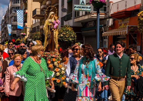 Torre Del Mar, İspanya - 29 Nisan 2018 insanlar kutlamaları nedeniyle İspanya Kutsal şekilde aktarma Katolik törenine katılan