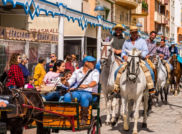 Torre Del Mar, İspanya - 29 Nisan 2018 insanlar kutlamaları nedeniyle İspanya Kutsal şekilde aktarma Katolik törenine katılan