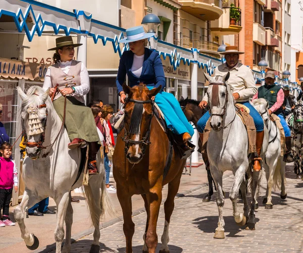 Torre Del Mar, İspanya - 29 Nisan 2018 insanlar kutlamaları nedeniyle İspanya Kutsal şekilde aktarma Katolik törenine katılan
