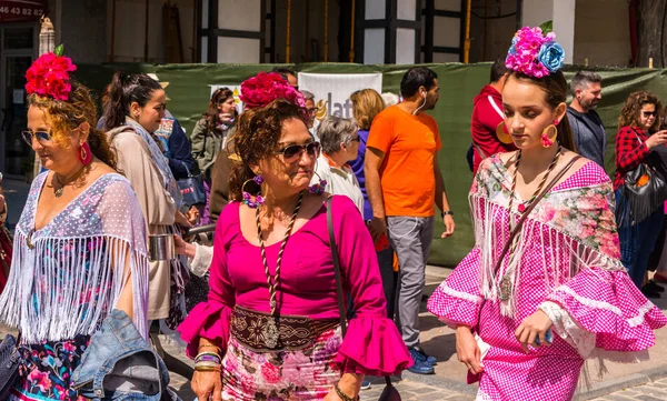 Torre Del Mar, İspanya - 29 Nisan 2018 insanlar kutlamaları nedeniyle İspanya Kutsal şekilde aktarma Katolik törenine katılan