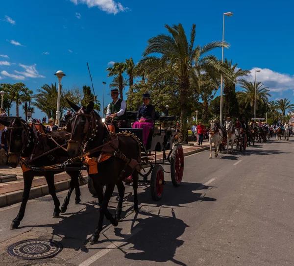 Torre Del Mar, İspanya - 29 Nisan 2018 insanlar kutlamaları nedeniyle İspanya Kutsal şekilde aktarma Katolik törenine katılan